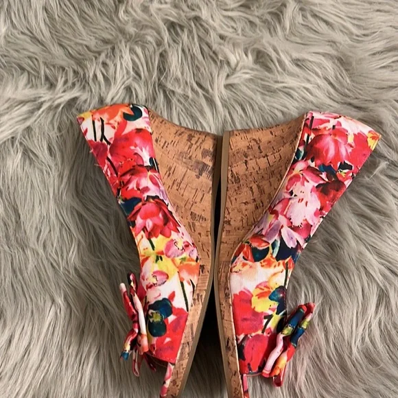 NWOT 9.5W Dexflex Comfort Red Floral Sandals - Picture 2 of 4